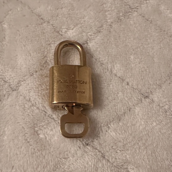 Louis Vuitton Luxurious Gold Padlock and Key-312 - Picture 2 of 2